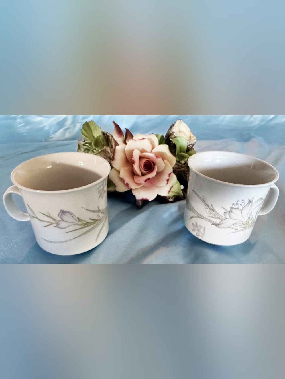 Beautiful Vintage China Pearl Daffodil Teacups. Set of 2.Made in Hongjiang China